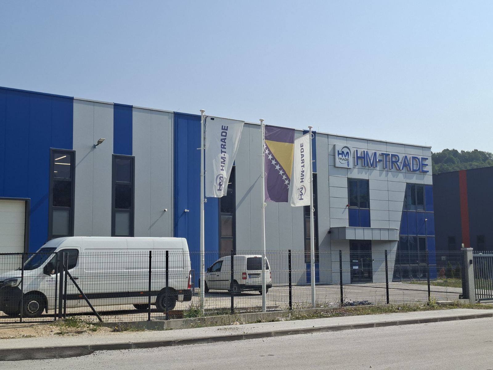 Ulaz u poslovni objekat HM Trade sa zastavama